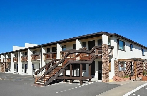 Tusayan Hotel | Ideal Mix of Comfort and Value! 3 Relaxing Units, Outdoor Pool, Free Parking