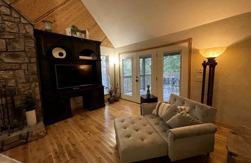 Mount Ida Cottage | Impressive Log Cabin with Hot-tub and Fire Pit in Mount Ida, Arkansas