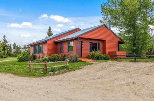 Clark House | Jack Rabbit - Experience the beautiful Elk River