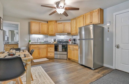 Weston Apartment | Jelinek Hideaway Unit 5 - Modern 2BR Apartment