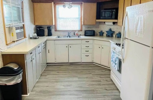 Lakeview Cottage | Kel and Babes lake cottage, just a short walk to the water, docks and boat ramp.