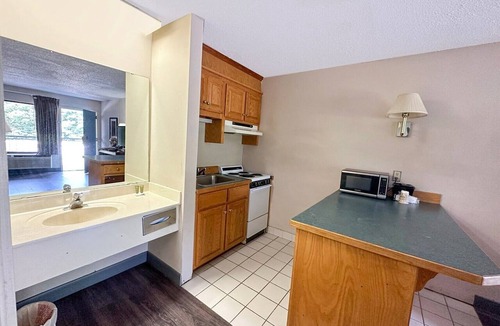 Ridgeway Apartment | King Bed Non-Smoking