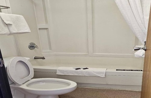 Brookville Apartment | King Bed Non-Smoking
