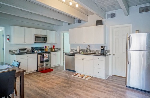 West Old Town Apartment | King bed, Queen bed, 2 TV's, Walk to Old Town