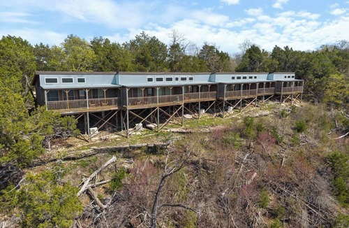 Eureka Springs Apartment | King Bed, River View, Jetted Tub