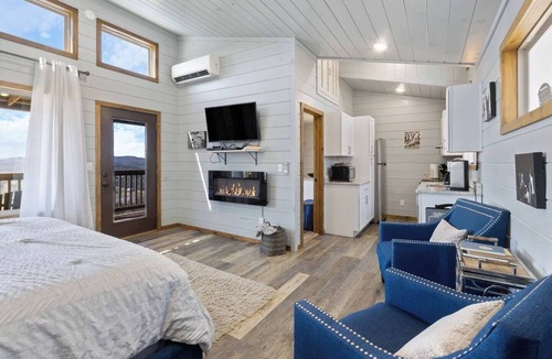 Eureka Springs Apartment | King Bed, River View, Jetted Tub