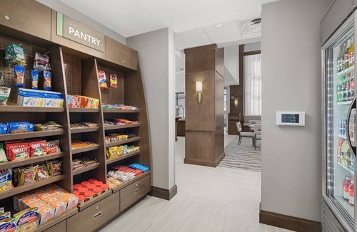 Florence Apartment | King Studio + Free Breakfast! Pool & Gym Access.