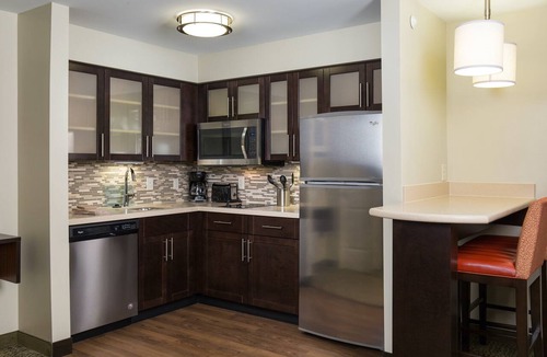 Polaris Apartment | King Studio Near Ohio State University | Free Breakfast Buffet, Pool Access