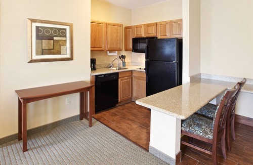 Rogers Condo | King Suite. Free Breakfast. Gym. Great for Business Travelers!