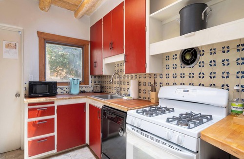 Southside House | Kiva Cottage | Fireplace, Patio + Foosball Table!