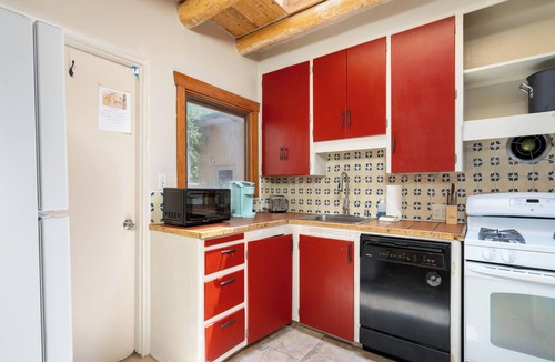 Southside House | Kiva Cottage | Fireplace, Patio + Foosball Table!