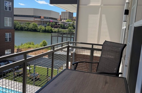 Knoxville Apartment | Knoxville Weekend HQ within walking distance of Neyland Stadium