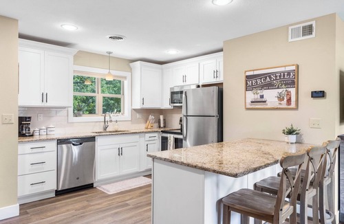Branson House | Lake Access- Rustic Hickory Haven