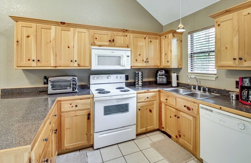 Mid America Cottage | Lake & Dock Access! Waterfront Hot Springs Haven