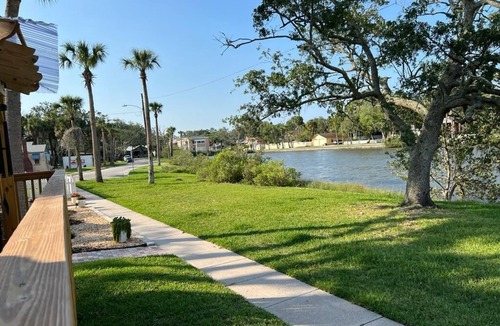 Lincolnville Cottage | Lake front cottage in St. Augustine