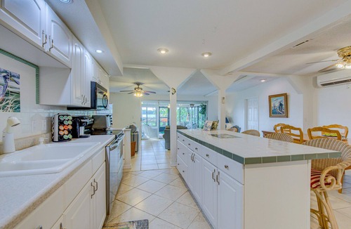 Crystal River Cottage | Lake Rouseau Waterfront, Wifi, great sunsets, fireplace & fire-pit, pet friendly