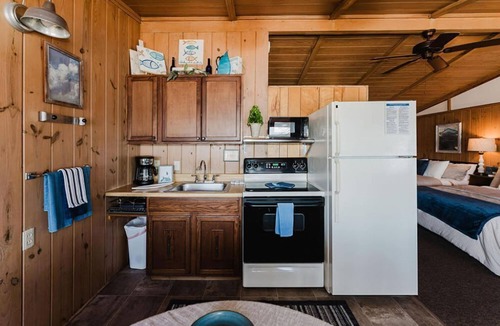 Blue Eye Cabin | Lakefront Cabin #3 - Steps from Table Rock Lake at Happy Hollow Resort
