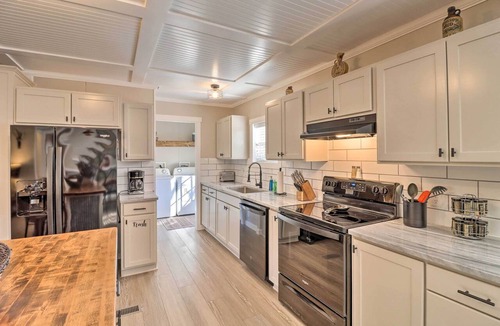 Greers Ferry Cottage | Lakefront Greers Ferry Cabin w/Covered Boat Slip!