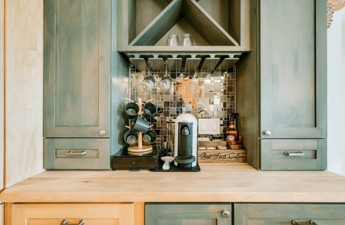 Plymouth Cottage | Lakefront Koselig Cottage - Modern 3BR Retreat w/Nespresso Coffee Bar & Arcade