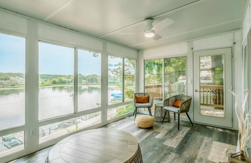 Plymouth Cottage | Lakefront Koselig Cottage - Modern 3BR Retreat w/Nespresso Coffee Bar & Arcade