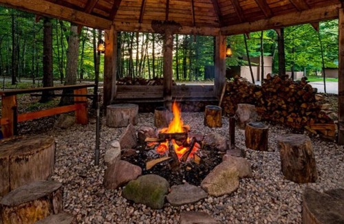 Bitely Cabin | Lakefront Lodge Africa Wing
