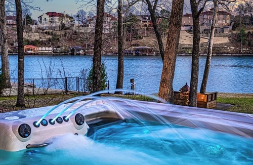 Piney House | Lakefront Swim Spa Oasis on Main Channel in Hot Springs