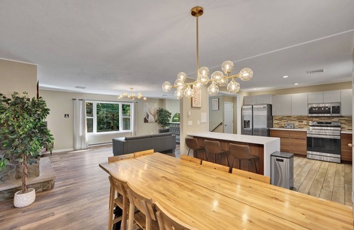 Pocono Summit House | LAKEFRONT with Hot Tub by Kalahari, Camelback & Casino!