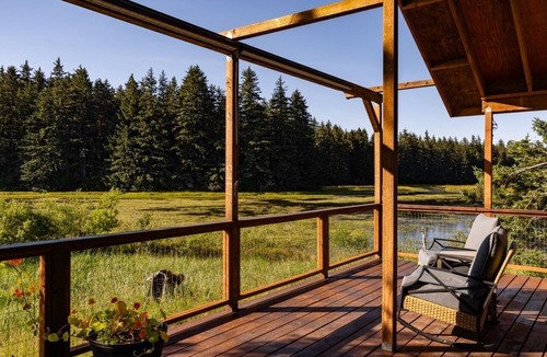 Chiniak Cottage | Lakeside Cottage: Serene Retreat at Friends by the Ocean