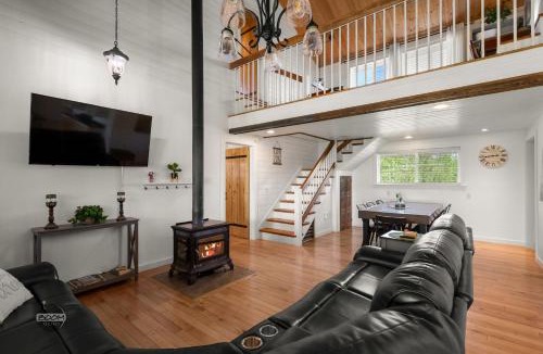 Houston House | Lakeside Retreat- Charming 5 Bedroom with Kayaks