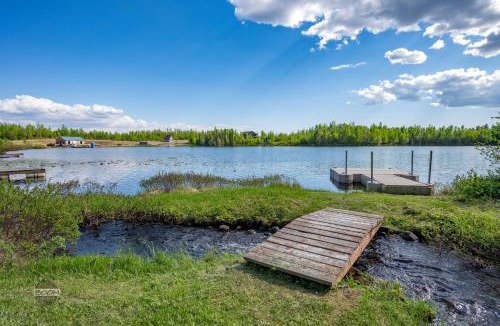 Houston House | Lakeside Retreat- Charming 5 Bedroom with Kayaks