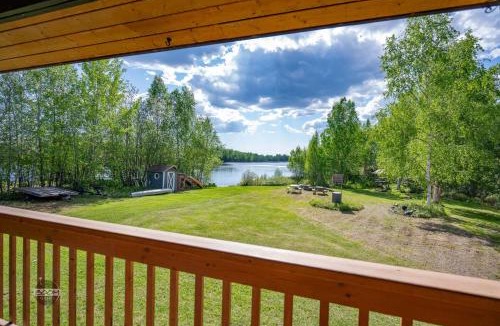 Houston House | Lakeside Retreat- Charming 5 Bedroom with Kayaks