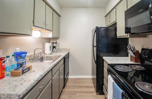 South Tulsa Apartment | Landing | Amazing 1BD, Pool, Gym