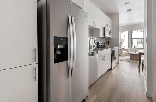 Sweetbriar Apartment | Landing | Chic Studio, Pool, Gym