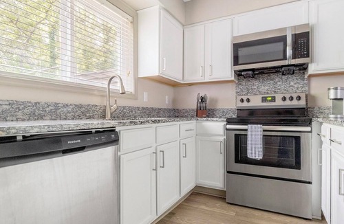 Crabtree Apartment | Landing | Modern 2BD, Tennis Court, Clubhouse