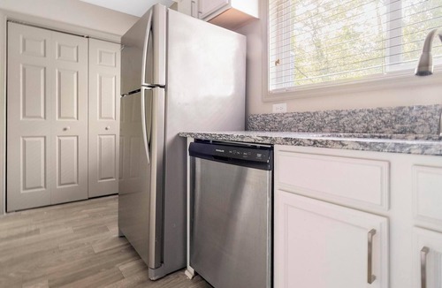 Crabtree Apartment | Landing | Modern 2BD, Tennis Court, Clubhouse