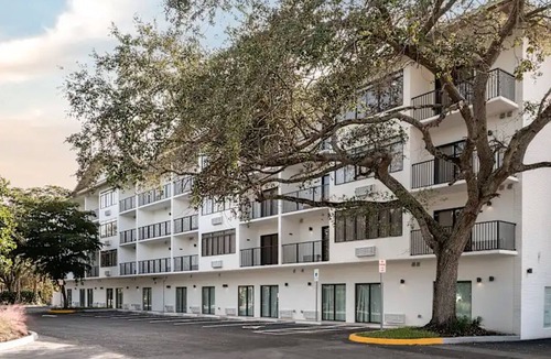 Golden Gate Apartment | Landing | Modern Studio, Yoga Studio, Courtyard