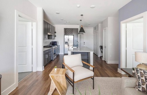 Ferndale Apartment | Landing | Stunning 2BD, Gym, Pool