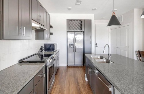 Ferndale Apartment | Landing | Stunning 2BD, Gym, Pool
