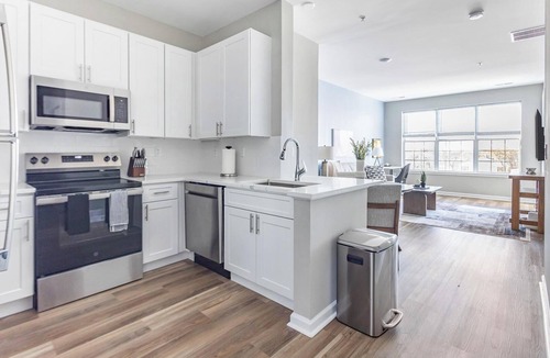 Raritan Apartment | Landing | Stunning 2BD, Tennis Court, Clubhouse