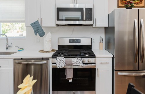 Milton Apartment | Large 3BR & 2BA Milton Apt w Free Parking, Balcony, TV, AC 141