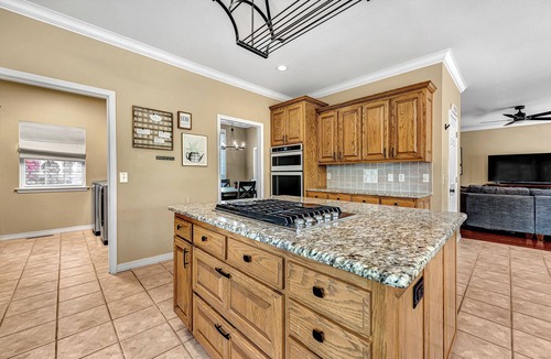 Lost Bridge Village House | Large 4 BR Beaver Lake Water Front Home - Kayaks, Fire Pit, Direct Water Access