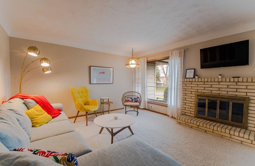 Highland House | Large 5 BD/2BTH in Highland Park