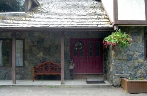 Huffman - O' Malley House | Large Anchorage Hillside Home - Great Rental Rates