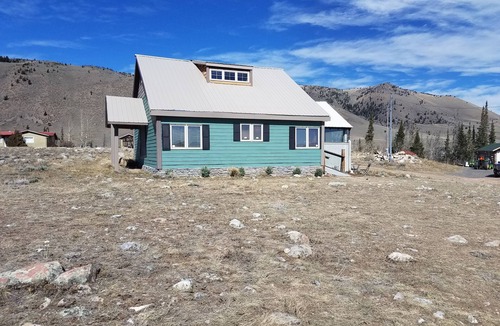 Centennial Cabin | Large cozy modern cabin