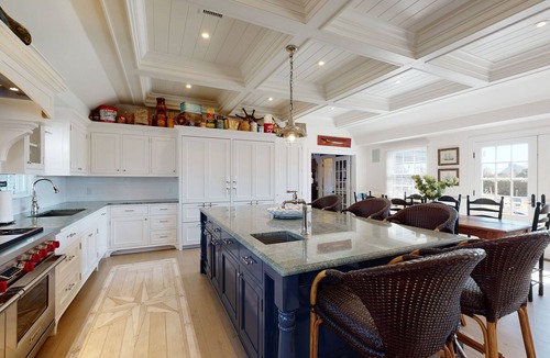 West of Town House | LAST MINUTE AVAILABILITY July 11-18. Discounted to 3500 a night! Walk to town,
