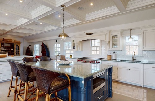 West of Town House | LAST MINUTE AVAILABILITY July 11-18. Discounted to 3500 a night! Walk to town,