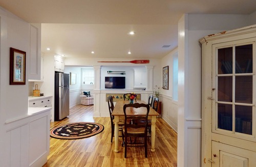 West of Town House | LAST MINUTE AVAILABILITY July 11-18. Discounted to 3500 a night! Walk to town,