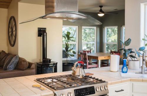 Templeton House | Lavender & Vine - Downtown Retreat with Hot Tub and Fire Pit!