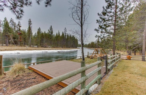 Oregon Water Wonderland House | Log Cabin Riverfront Getaway