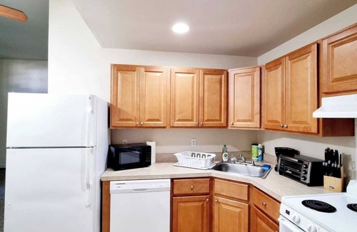 Cheltenham Apartment | Lovely 2Br apt with Patio